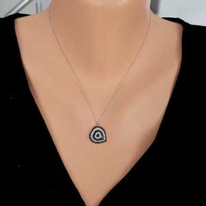 Élégant pendentif en argent sterling 925 avec œil protecteur et cœur latéral, pierres noires et blanches, idéal pour un cadeau - Product Image 1