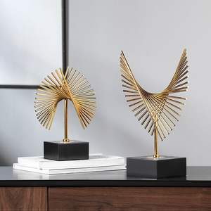 Escultura de metal decorativa de mesa moderna con curvas artísticas y pulido Premium, ideal para escritorios y estudios de oficina de lujo - Product Image 1