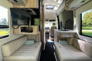 Sprinter 2500 Airstream Interstate 19 édition Tommy Bahama 2020, conversion complète en camping-car 4x4, environ 3 100 milles, moteur V6 turbodiesel, 4 roues motrices - Product Image 5