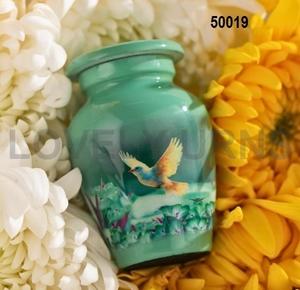 Urna Funeraria Verde con Grabado de Pájaro para Cenizas Humanas - Product Image 1
