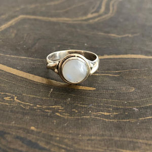 แหวนมูนสโตนดีไซน์เนอร์ (3.1 กรัม) เครื่องประดับชั้นดี ทรงวงรี ชุบเวอร์เมล์ ประดับขอบด้วยหินธรรมชาติ สำหรับใส่ทุกวัน - Product Image 1