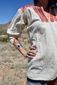 Hollyday Suite - Vestido Folclórico Mexicano Vintage Hecho a Mano, Túnica Artesanal Bordada a Mano con Punto de Cruz, 100% Algodón Natural Mexicano - Product Image 2