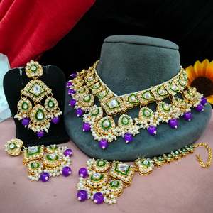 Juego de collar Kundan y colgante de perlas detalladas Regal con perlas coloridas de la mejor calidad Maang Tikka y Kundan Acrílico - Product Image 3