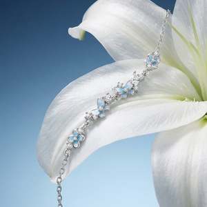 สร้อยข้อมือประดับจี้รูปดอกไม้และผีเสื้อเรืองแสง Jeulia - Product Image 3