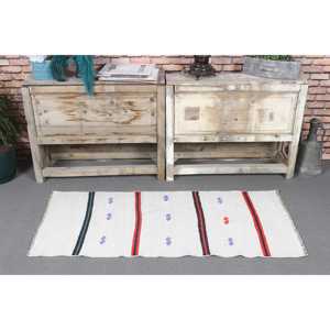 Alfombra Pequeña Kilim Vintage de 1.9x4.3 pies (58x131 cm), Alfombra Turca Blanca Ikat - Product Image 2