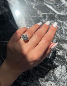 Anillo de Compromiso de Halo Oculto, Diamante Cultivado en Laboratorio, 18K, Corte Ideal Redondo, 6,35 CTW, E VS1 Claridad, Certificado IGI, Diamantes Laterales Redondos - Product Image 4