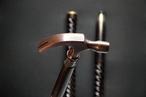 Bastón de caminar con mango de martillo sólido y bastón espiral de madera con acabado antiguo de cobre, único - Product Image 2