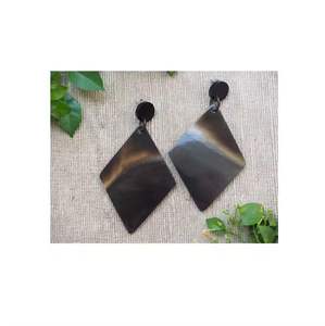 Boucles d'oreilles en corne teintes à la main, fabriquées à partir de cornes de buffle naturelles, idéales pour la revente par les bijouteries - Product Image 1