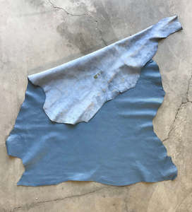 Venta al por mayor de cuero de vaca genuino suave esconde piel de serpiente en relieve azul artesanía de alta calidad para zapatos sofás muebles de cuero OEM - Product Image 4