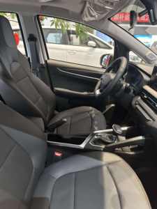 SUV d'occasion version internationale 2024, moteur essence 4.1-6L, transmission automatique, intérieur cuir, jantes alliage aluminium R17, parfait - Product Image 4