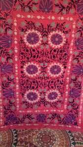 Los edredones bordados Suzani hechos a medida son increíblemente versátiles. Ideal para ocasiones especiales o cenas temáticas culturales y regalos - Product Image 6