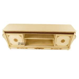 Clásico Mueble para TV de Madera Color Marfil con Detalles Decorativos Dorados - Product Image 4