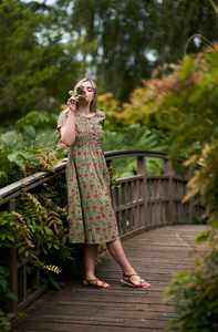 Robe bohème Beeblossom en pur coton, imprimée à la main, motif floral vert et rose, mode éthique - Product Image 6