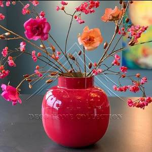 Jarrones de metal de diseño con formas creativas con acabado recubierto de polvo de color brillante para una estética minimalista del hogar - Product Image 1