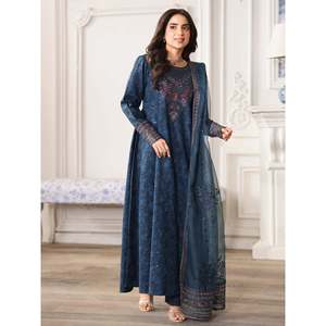 Ensemble 3 pièces Mohagani pour femme : chemise, dupatta et pantalon imprimés et brodés avec broderie en organza - BIC-004 - Product Image 1