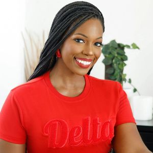T-shirt brodé en chenille Delta solide Vêtements de sororité en coton de qualité supérieure DST Vêtements grecs T-shirt minimaliste rouge - Product Image 2