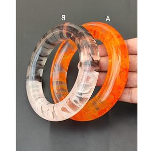 Bracelets en résine imperméables élégants pour femmes avec un design contemporain, couleurs et tailles personnalisables pour les occasions spéciales et les soirées - Product Image 2