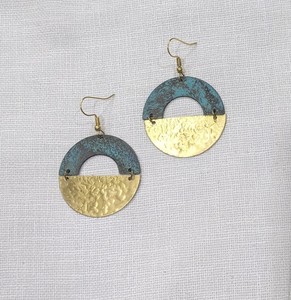 Boucles d'oreilles ethniques bohèmes en laiton antique texturé vert patiné en forme de demi-cercle avec motif géométrique de style classique - Product Image 1