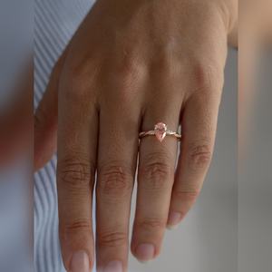 Bague en or 10K 14K 18K plaqué argent platine, forme poire, moissanite rose, accents de diamants, sertissage torsadé, prix d'usine - Product Image 5