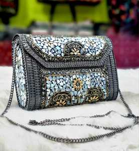 Embrayages pour femmes indiennes Magnifique pochette en métal avec un design audacieux se démarquer en toute occasion disponible au meilleur prix - Product Image 4