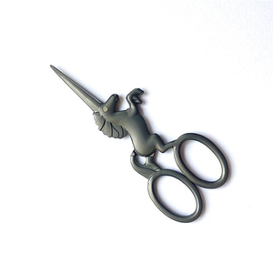 Tijeras de lujo con revestimiento de color negro para cortar cejas, tijeras para pestañas hechas con acero inoxidable de alto carbono - Product Image 2