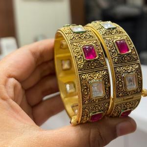 Dos juegos de brazaletes tradicionales chapados en oro de alta calidad para bodas y funciones, colección de ropa para mujeres y niñas - Product Image 1