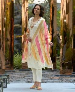 Seda Vaticana blanca con delicadamente bordado S a 3XL Tamaño Hasta la rodilla Fancy Kurti & Churidar Bottom con estampado Dupatta Set - Product Image 3