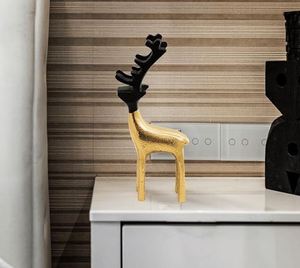 Statue de renne en laiton AK Sculpture de table en métal en or et noir fini pièce maîtresse moderne pour la décoration intérieure/décor de bureau - Product Image 1