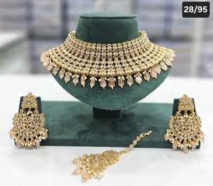 Exquisito conjunto de joyería nupcial con gargantilla, collar, pendientes y colección de boda tradicional Maang Tikka - Product Image 4