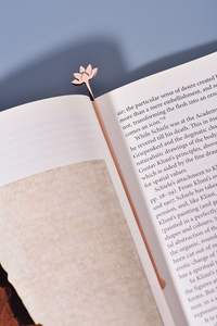 Porte-pages en métal magnifiquement conçu, parfait pour les personnes qui apprécient l'artisanat raffiné et qui aiment lire au quotidien - Product Image 2