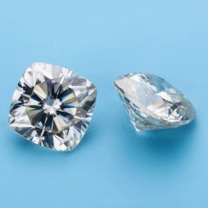 Piedra preciosa suelta de moissanita con corte de cojín de 4mm con certificado GRA, piedra creada en laboratorio de corte brillante de precisión, Ideal para Joyería Fina - Product Image 1