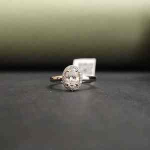 Impresionante Anillo de Compromiso con Corte Ovalado de 2.37ct de Moissanita Certificada por IGI en Oro de 18K con Engaste Pavé para Mujer/Unisex - Product Image 2