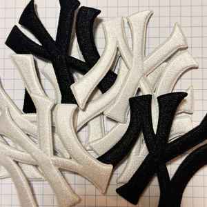 Vos propres patchs et badges brodés thermocollants pour chapeaux - Légers, faible MOQ, couleurs personnalisées, prix bas - Product Image 1