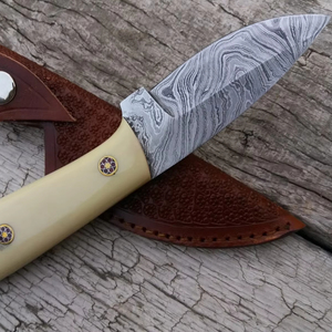 Couteau skinner de chasse en acier damas fait à la main sur mesure manche en résine partiellement dentelé épingles en mosaïque gaine en cuir de 3 ans - Product Image 1