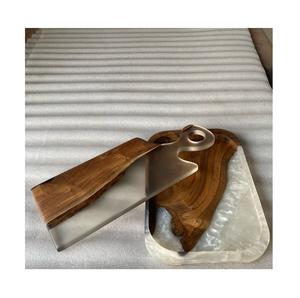 Planche à découper ronde en bois de qualité supérieure fabriquée à la main avec un effet de marbre unique et durable pour un usage domestique et commercial - Product Image 4