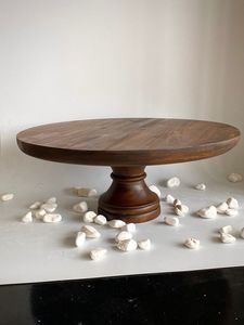 Support à gâteau en bois élégant avec un design rond, parfait pour présenter les gâteaux lors des célébrations - Product Image 4