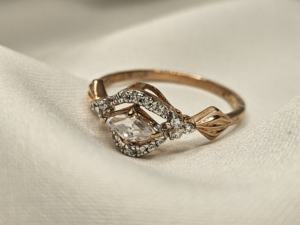 แหวนเงินแท้ 925 ประดับเพชรเลี้ยงในห้องปฏิบัติการ ดีไซน์วินเทจรูปปีก วงแหวนนิรันดร์ สำหรับหมั้น ได้รับการรับรองจาก IGI แบบฝังเพชรแบบช่อง สำหรับผู้หญิง - Product Image 4