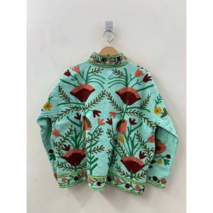 Veste en coton brodée à la main d'inspiration Suzani, motif Le Jardin de Samarkand - Menthe et Cramoisi, taille XL pour le printemps et l'hiver - Product Image 3