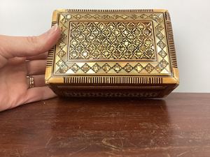 Boîte à bijoux de luxe en bois artisanal traditionnel avec incrustation de nacre et motif floral gravé, forme personnalisable, organisateur de rangement - Product Image 6