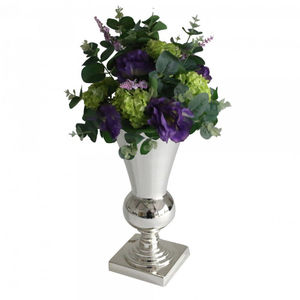 Jarrón Decorativo de Metal de Alta Calidad, Urna de Diseño Antiguo en Color Plateado, Jarrón de Metal de Nuevo Diseño en Venta - Product Image 2