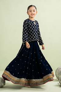 Lehenga Choli brodé fantaisie pour filles pakistanaises, tissu acrylique infroissable, pour les occasions spéciales comme les mariages et l'Aïd - Product Image 4