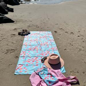 Toalla de Viaje con Diseño Artístico Moderno Personalizado, Toalla de Playa de Secado Rápido para Verano, con Logotipo Estampado a Rayas, Bolsa Duradera con Diseño Único y Novedoso - Product Image 5