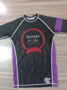 Personnalisé Demi Manches Jiu Jitsu Rash Guard Classé BJJ Rash Guard Meilleure Qualité 240GSM 85% Polyester & 15% Spandex - Product Image 5