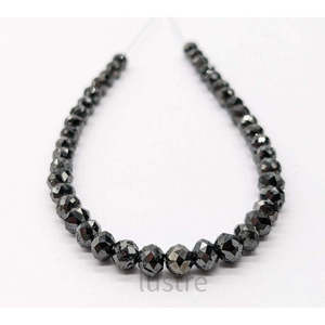 Perle facettée en diamant noir 100% naturel, 4-4,5 mm, qualité AAA+, taille ronde brillante, alvéole de 0,40 mm, rare et inédite - Product Image 1