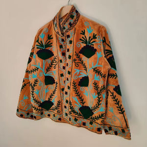 Chaqueta de terciopelo rojo con bordado Suzani, abrigo artesanal de arte folclórico floral, chaqueta de invierno bohemia étnica para mujer, arte vintage. - Product Image 1