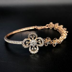 Magnifique bracelet en or et diamants avec une chaîne fine en forme de fleur et de petits diamants Bracelets et bracelets en diamants de petite catégorie - Product Image 2