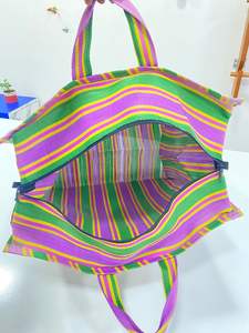 Sac à cosmétiques en nylon à fermeture éclair réutilisable et écologique fait à la main sac de plage en plastique recyclé tissé à rayures d'Inde - Product Image 4