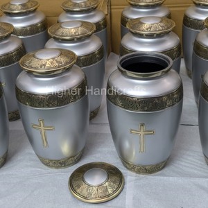 Urne funéraire en métal avec motif de croix |   Fabricant en gros d'urnes funéraires pour adultes - Product Image 2