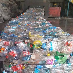 Широко продаваемые переработанные пластиковые отходы, ПЭТ-бутылки, скребок в тюках