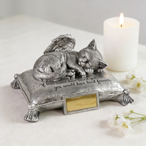 Urne funéraire personnalisable en résine pour cendres <span class=keywords><strong>de</strong></span> chat (En stock aux États-Unis, livraison rapide) - Design Chaton Ange sur Oreiller, Plaque dorée gravable - Product Image 4